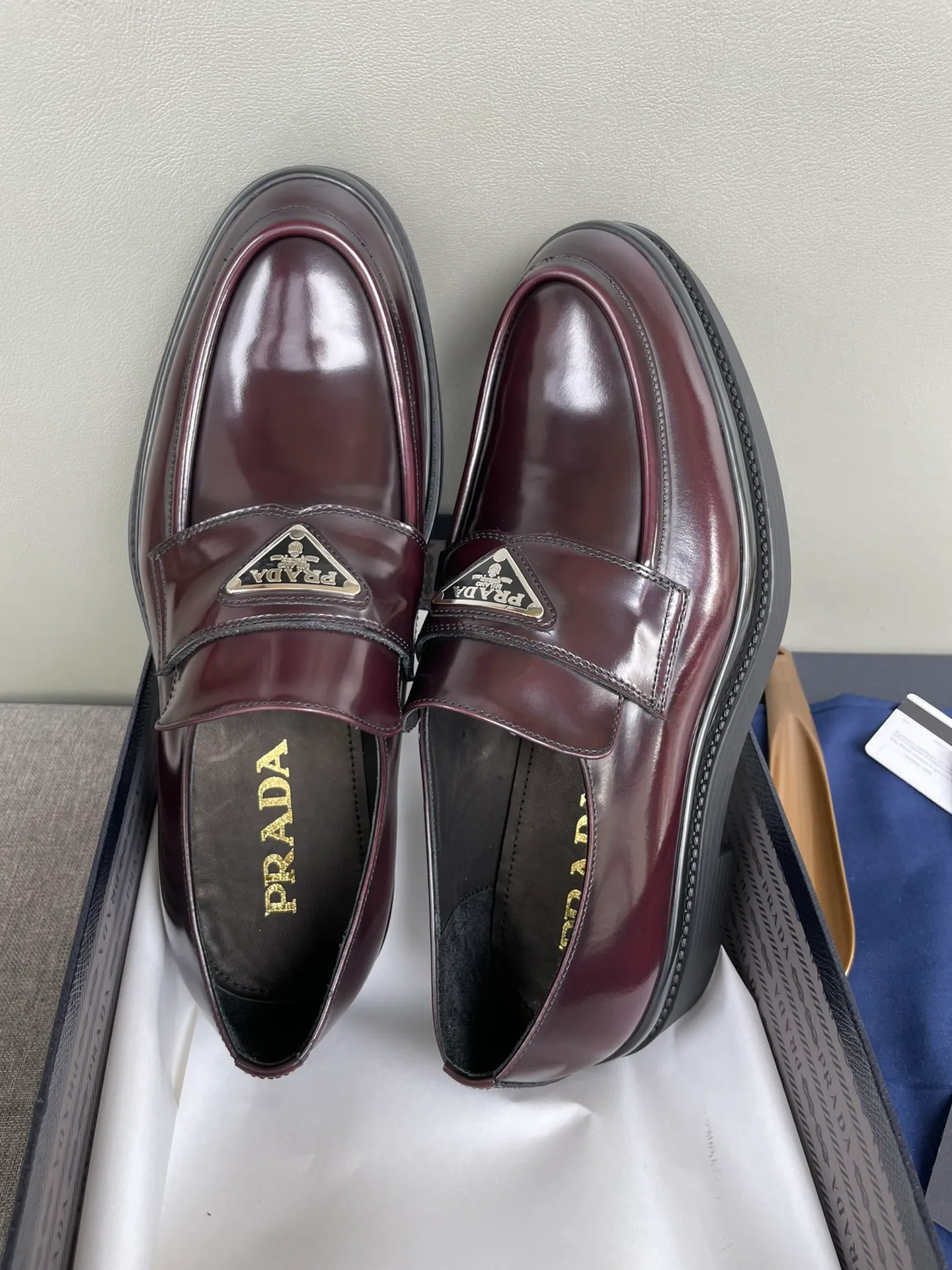 Men's shoes 💰860 💰Best recommendation✨PRADA Prada top purchasing quality imported upper with color-brushed edge beads carved toe design cowhide lining private molded TPU outsole non-slip, wear-resistant and elastic fashionable and versatile burgundy black blue 39-44 in stock (38, 45 customized for replacement, return and exchange)